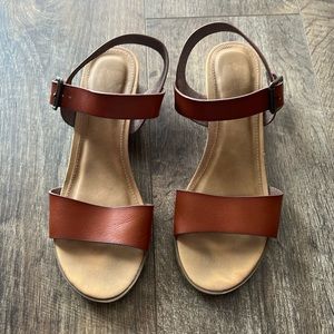 Women’s Universal Threads Brand Block Heels in Cognac, 1” heel, size 8